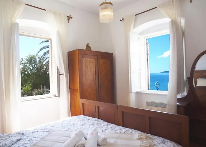 House With Private Pool At The In - Peljesac Villa